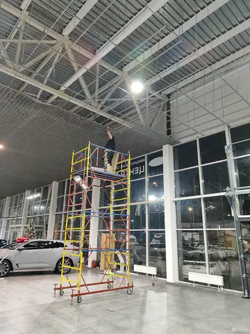 Монтаж потолка Грильято в автосалоне